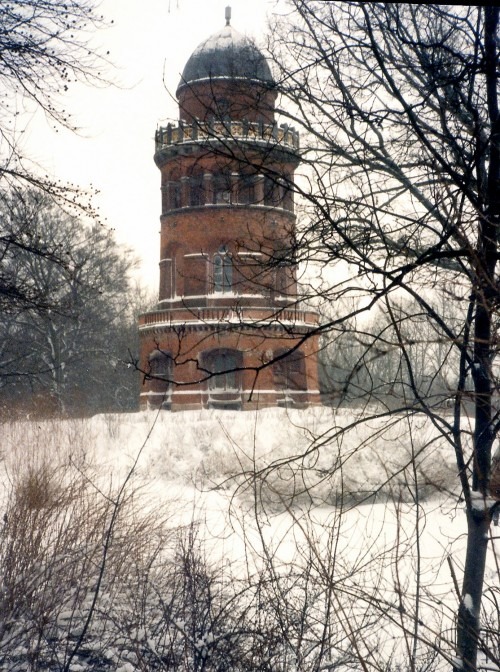 Innerhalb des Hauptwalles wurde zwischen 1869 und 1877 durch Aufschüttungen und Planierungen der etwa 27 m hohe Ernst-Moritz-Arndt-Turm als Aussichtsturm errichtet 2010