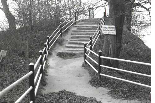 Bild-19.-Königsstuhl.-Zugang-über-ein-Hügelgrab.-Aufnahme-19841