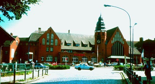 Bild-7.-Das-als-Kopfbahnhof-errichtete-Bahnhofsgebäude-von-Stralsund.-2010